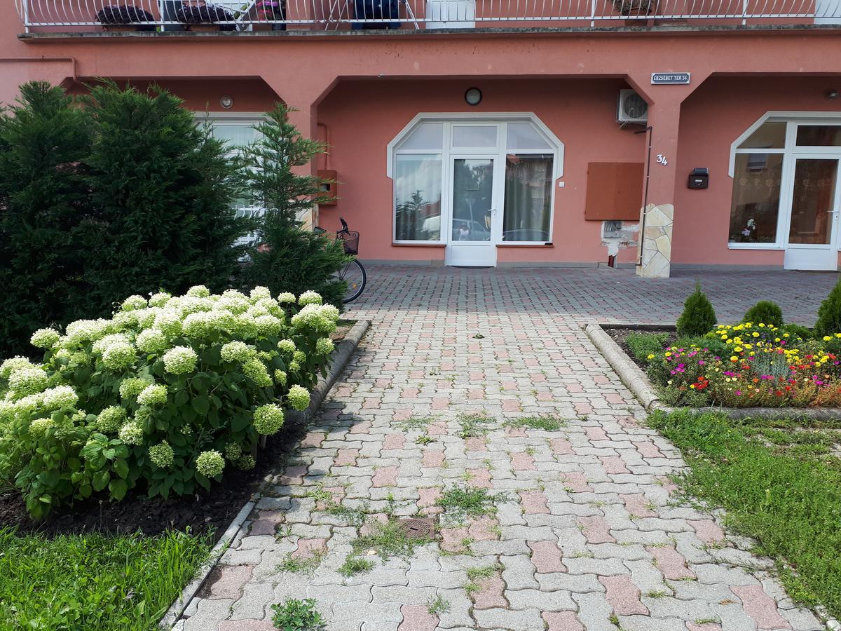 Kertvarosi Apartman II Tiszaujvaros Exterior photo