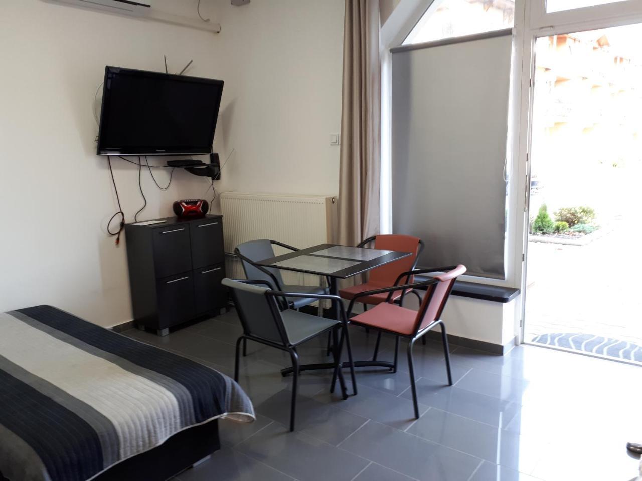 Kertvarosi Apartman II Tiszaujvaros Exterior photo